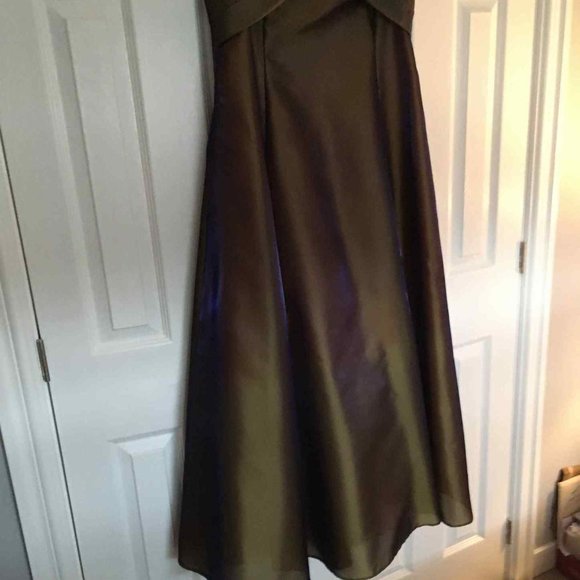 Dresses and Gowns for the Holiday Season - Picture 16 of 16